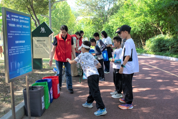 垃圾分类科普行——我市举办“科学嘉年华”系列活动