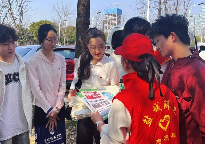 “沉浸式”体验环卫工作 为城市管理注入青春动能